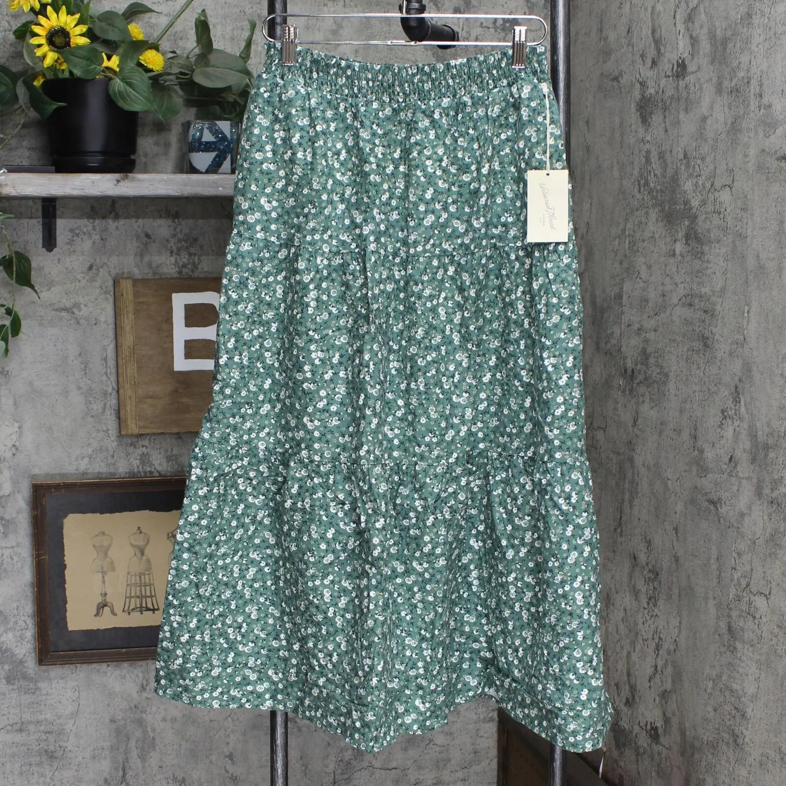 Universal Thread Women's Floral Print Mid-Rise Tiered Skirt 566128