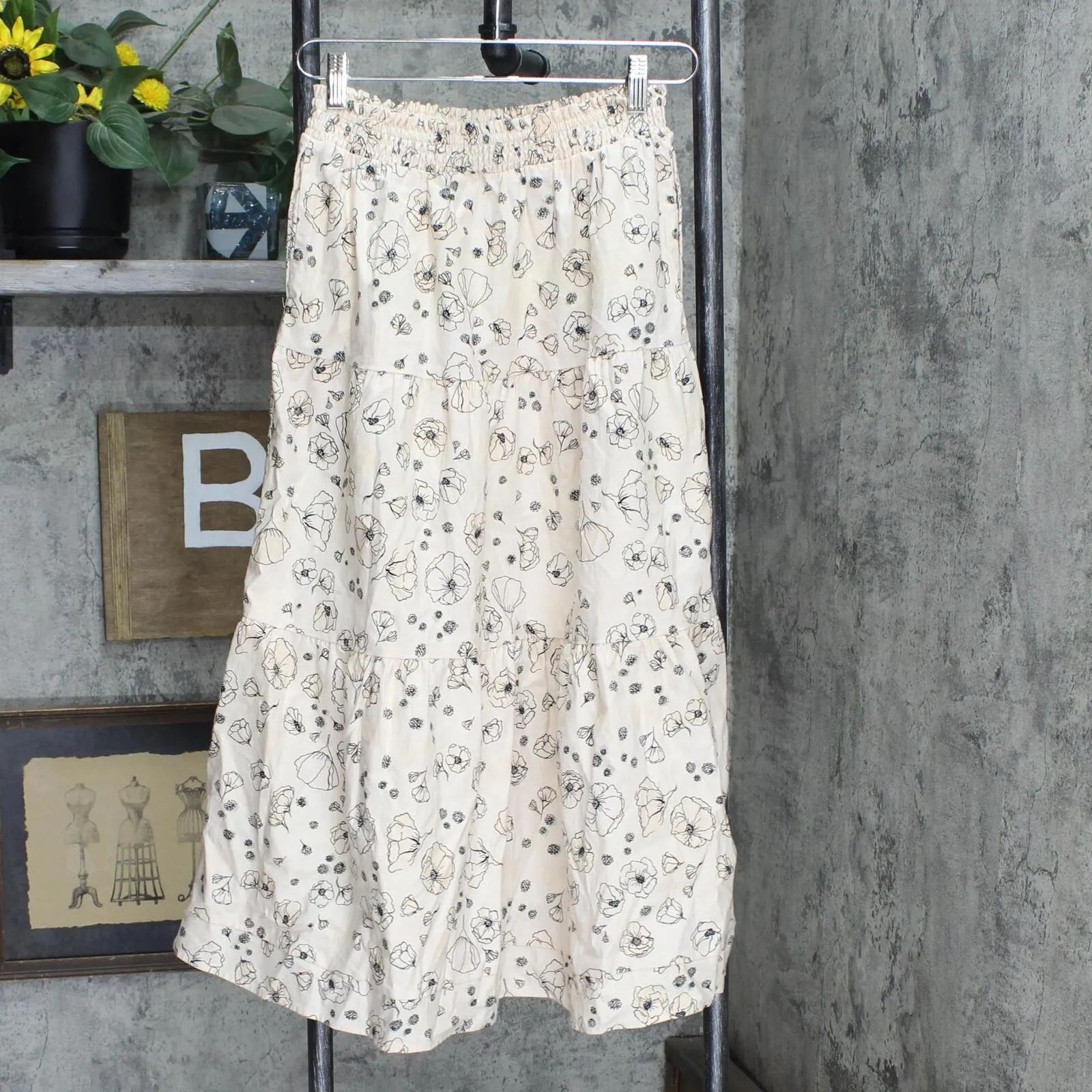 Universal Thread Women's Floral Print Mid-Rise Tiered Skirt 566128