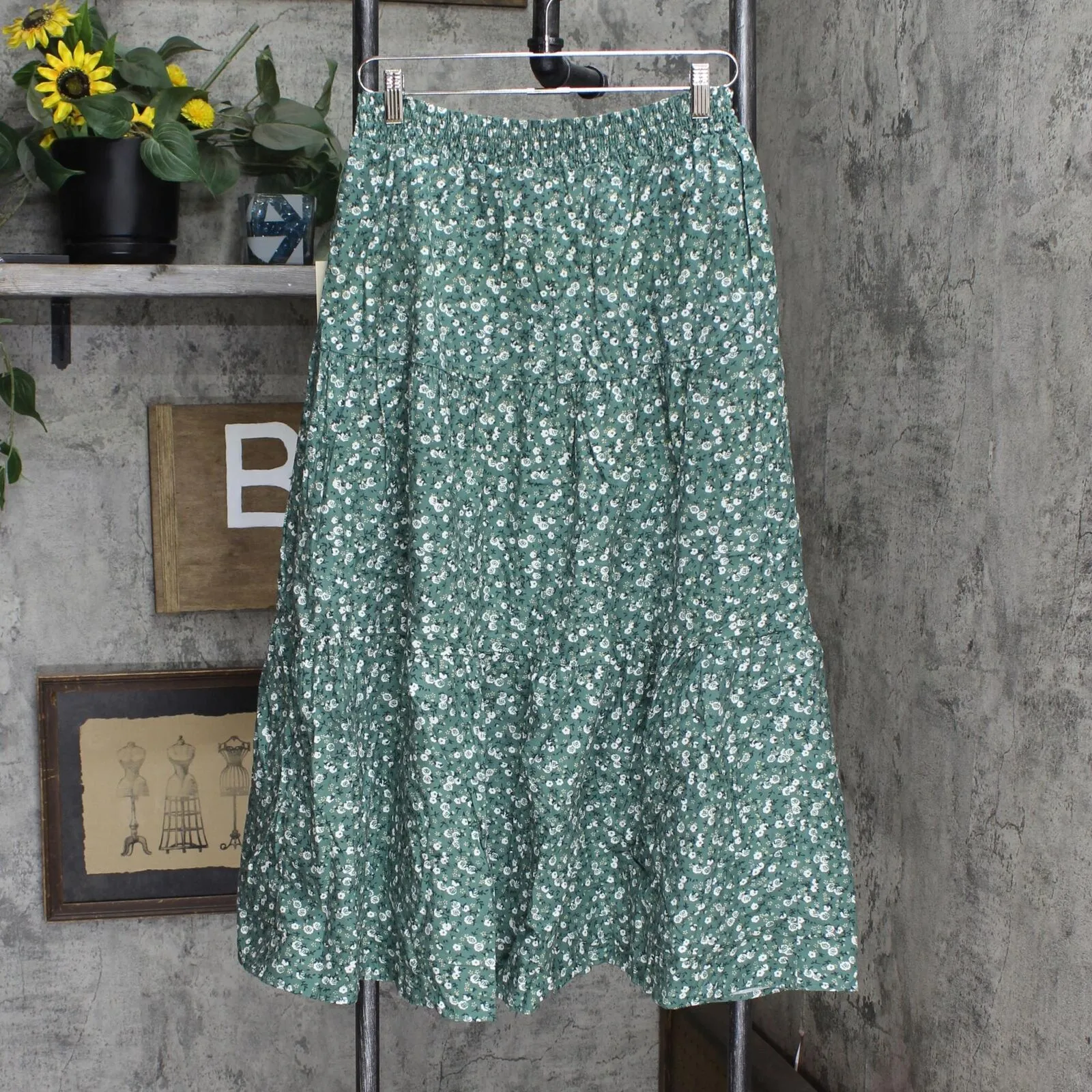 Universal Thread Women's Floral Print Mid-Rise Tiered Skirt 566128
